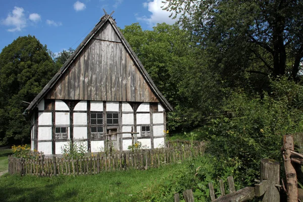 Casa Adosada Estilo Tudor Jardín —  Fotos de Stock