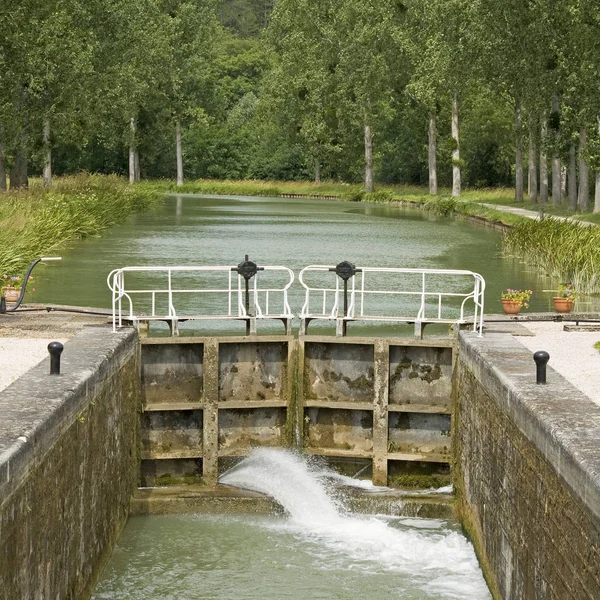 ロック ブルゴーニュ運河から運河ロック フランス — ストック写真