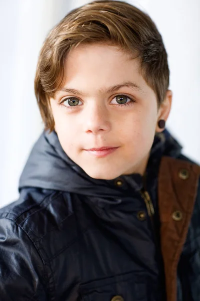 青いパーカーの男の子の肖像画 — ストック写真