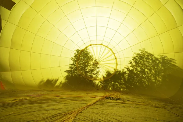 黄色热气球的内部 — 图库照片