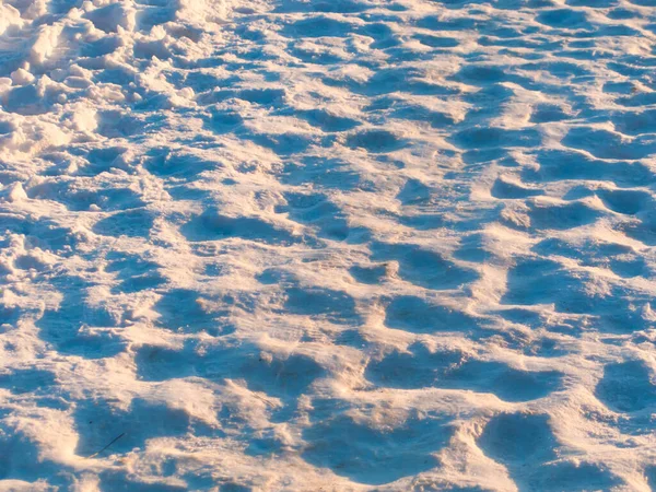 Lábnyomok Kopott Hóban Egy Téli Napon — Stock Fotó