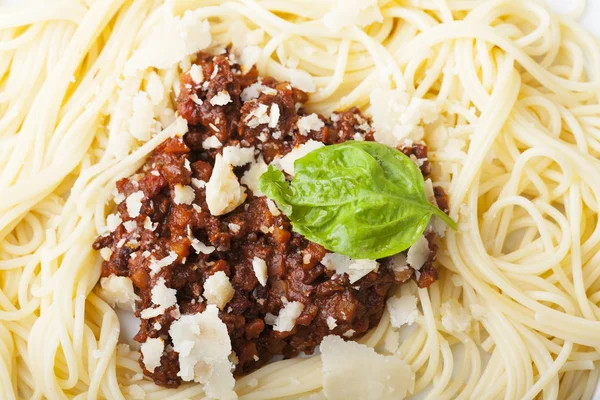 Spaghetti Med Bolognese Sås Och Basilika — Stockfoto