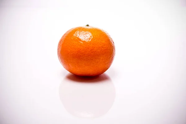 Naranjas Mostradas Frente Fondo Blanco — Foto de Stock