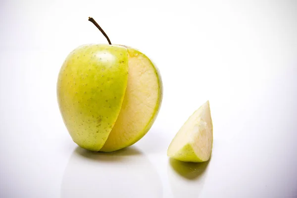 Une Pomme Tranchée Devant Fond Blanc — Photo