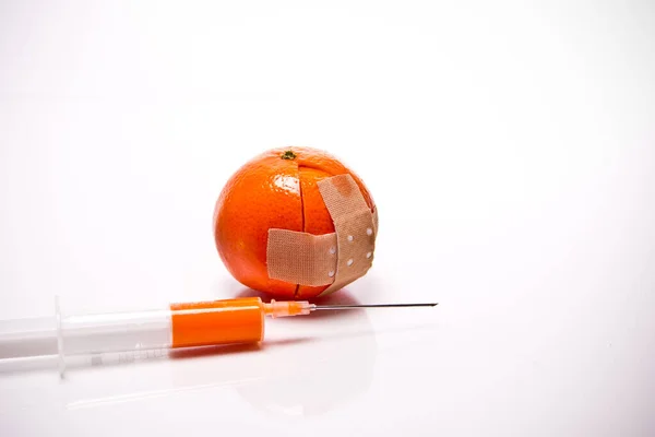 Нарізаний Апельсин Штукатуркою Перед Білим Тлом — стокове фото