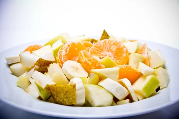 Salada Frutas Suculentas Colocado Uma Placa Frente Fundo Branco — Fotografia de Stock