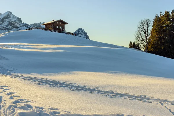 Paisagem Alp Com Cabine Madeira Alpes Com Impressões Neve Pôr — Fotografia de Stock