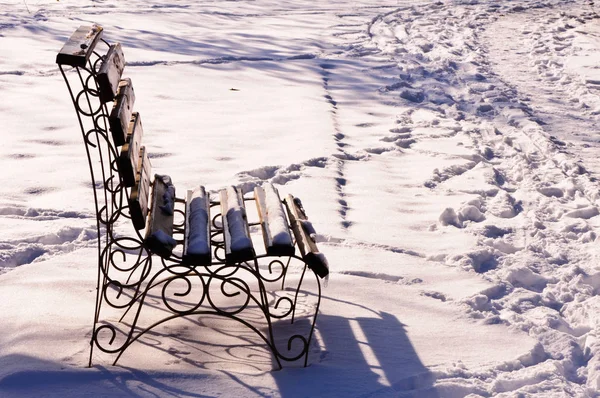 Парк Скамейка Зимой Деревянная Скамейка Парке Покрытом Снегом — стоковое фото