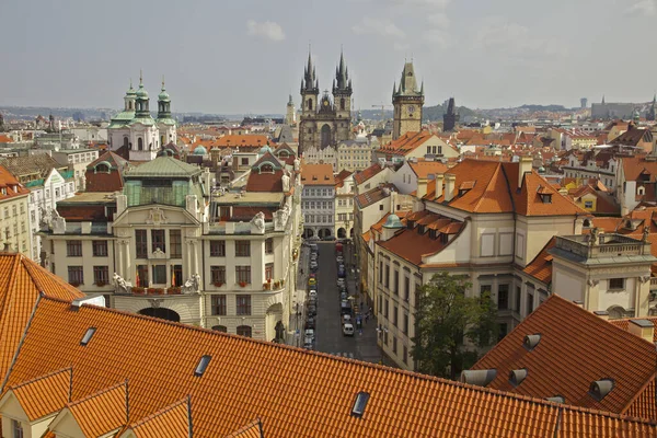 Praga Telhados Laranja Com Igreja Virgem Maria Tyn Segundo Plano — Fotografia de Stock