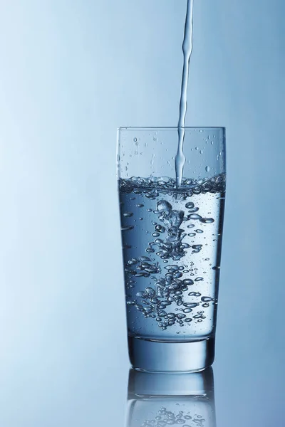 Glas Wasser Einer Durchsichtigen Tasse — Stockfoto