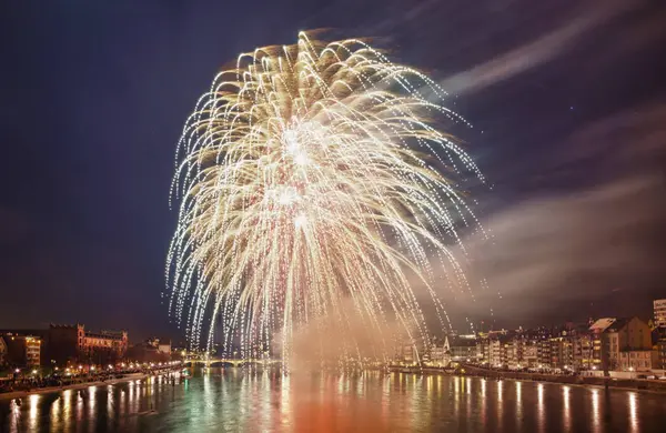 Πυροτεχνήματα Των Διακοπών Έκρηξη Στο Νυχτερινό Ουρανό Γιορτή — Φωτογραφία Αρχείου