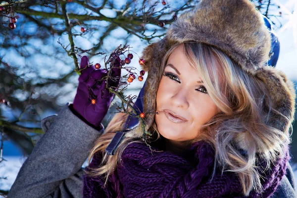 Gyönyörű Lány Egy Téli Erdőben — Stock Fotó