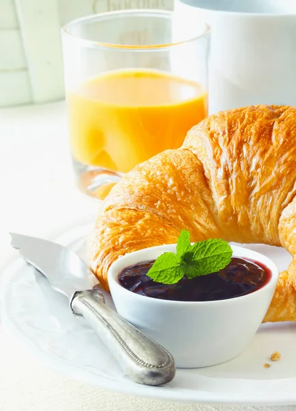 Sana Colazione Continentale Con Croissant Croccante Burro Appena Sfornato Una — Foto Stock