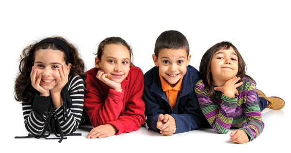 Gruppo Bambini Posa Isolata Bianco — Foto Stock