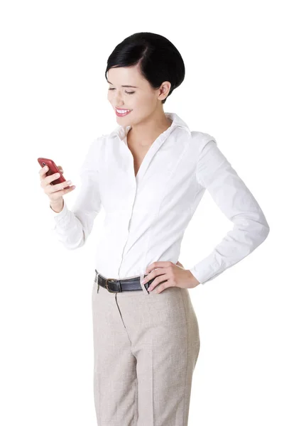 Slimme Gelukkig Jonge Zakenvrouw Gebruikend Een Smartphone — Stockfoto
