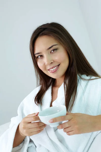 Retrato Joven Que Tiene Una Taza Aromático —  Fotos de Stock