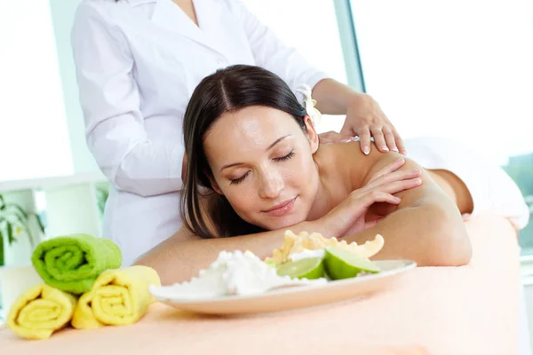 Professionell Massageterapeut Avkopplande Spända Muskler Hennes Klient — Stockfoto