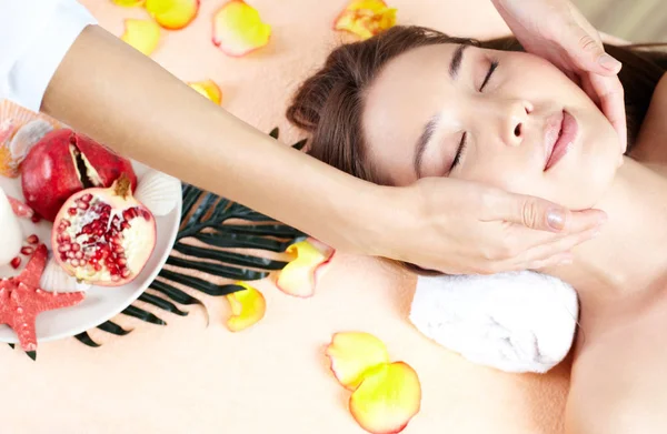 Massage Therapeut Helpen Jonge Vrouw Accumuleren Energie Een Werkweek — Stockfoto
