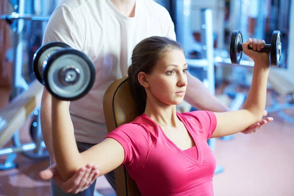 Portrait Jolie Fille Entraînant Salle Gym Avec Son Entraîneur Aidant — Photo