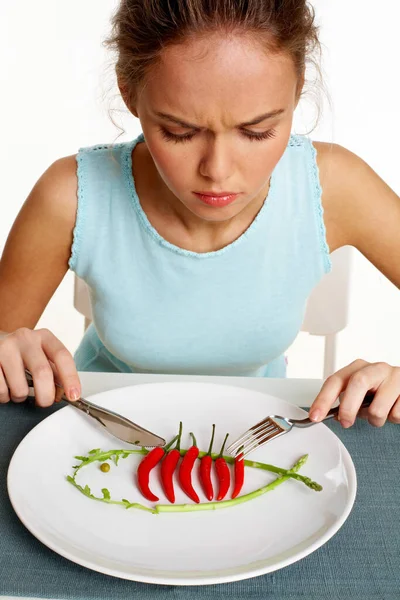 Portret Van Een Onwillig Meisje Met Vork Mes Handen Bord — Stockfoto