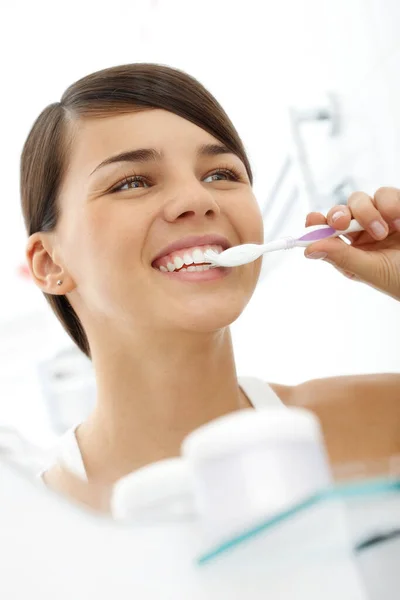 Image Pretty Female Brushing Her Teeth Front Mirror Morning — Stock Photo, Image