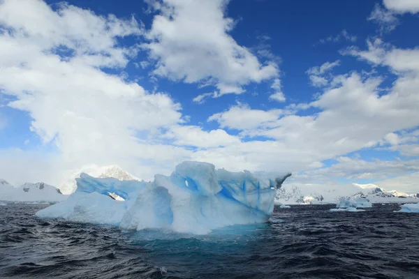 Iceberg Congelado Branco Gelo Frio — Fotografia de Stock