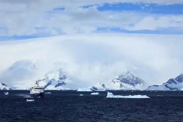 氷河ラグーン 氷山の自然の驚異 — ストック写真