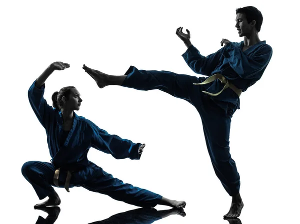 Man Kvinna Par Utövar Karate Vietvodao Kampsporter Silhouette Studio Isolerad — Stockfoto