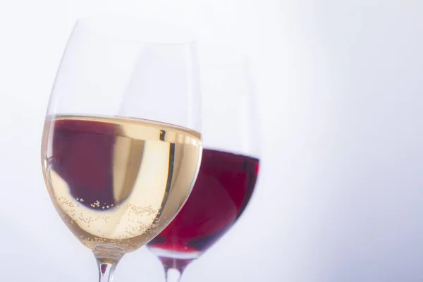 Rotwein Und Gläser Auf Weißem Hintergrund — Stockfoto