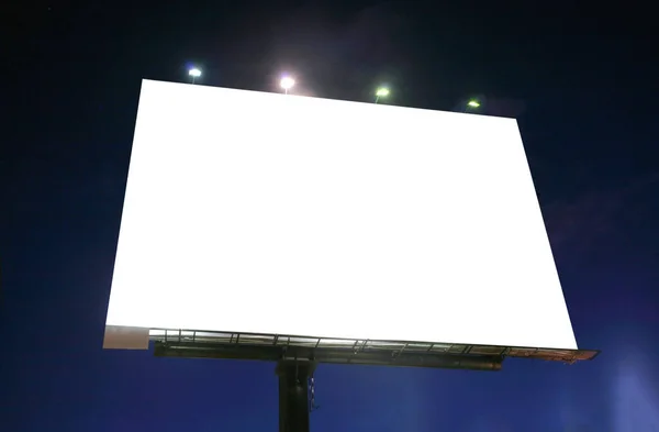 Порожній Освітлений Рекламний Щит Над Вечірнім Небом — стокове фото