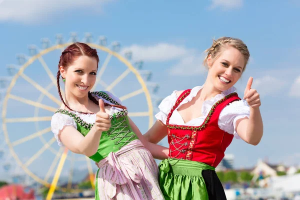 전통적 바바리 Bavarian Dirndl 의젊은 여성들이나 축제나 페스트 Oktoberfest 여성들 — 스톡 사진