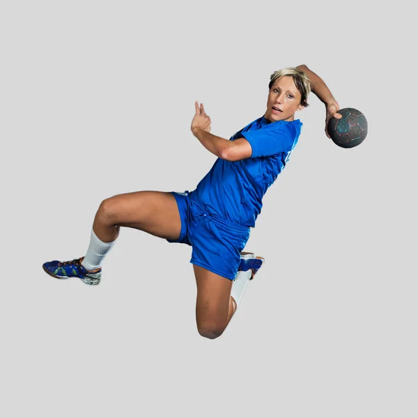 Młoda Kobieta Niebieskim Stroju Sportowym Piłką — Zdjęcie stockowe