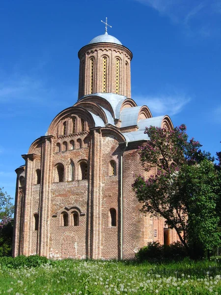 Красивая Церковь Фоне Голубого Неба — стоковое фото