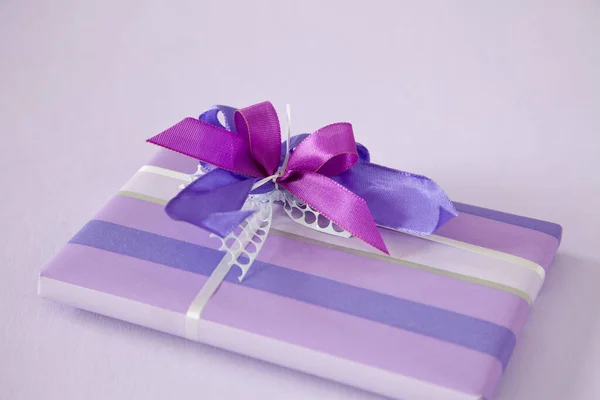 Geschenk Rosa Und Lila Farben Verpackt — Stockfoto