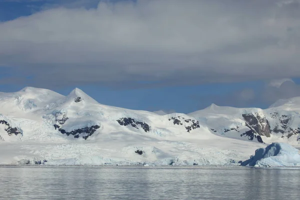 Beyaz Donmuş Buz Dağı Buz Soğuk — Stok fotoğraf