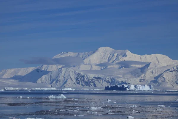 白色冰冻的冰山 冰和冰 — 图库照片