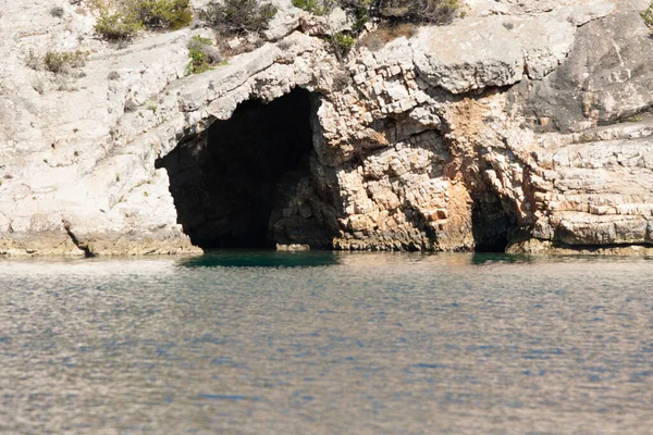 Kayalık Sahildeki Deniz Mağarası — Stok fotoğraf