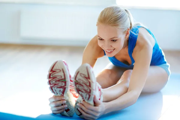 Ritratto Giovane Donna Felice Che Esercizio Stretching Palestra — Foto Stock