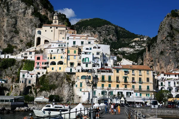 Amalfi Est Une Ville Dans Cadre Naturel Spectaculaire Sous Des — Photo