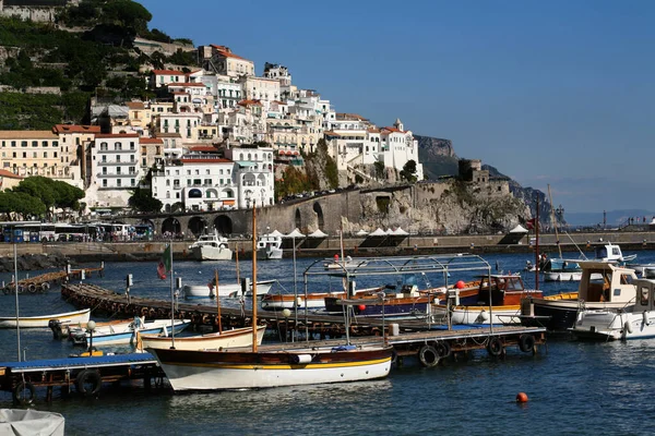 Amalfi Est Une Ville Dans Cadre Naturel Spectaculaire Sous Des — Photo