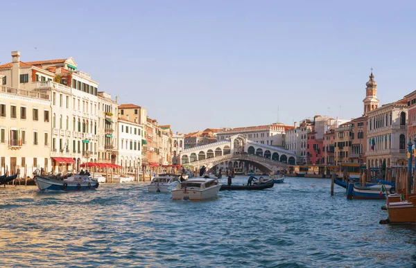 Венеция Декабря Мост Риальто Ponte Rialto Солнечный День Туристами Декабря — стоковое фото