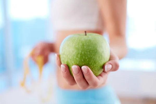 Nahaufnahme Einer Fitten Frau Mit Einem Frischen Apfel Stockbild