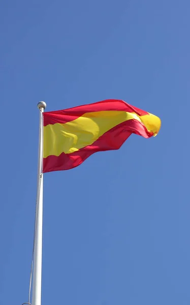 迎风飘扬的西班牙国旗 — 图库照片
