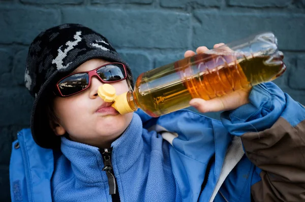 Spoko Chłopak Pije Napój Bezalkoholowy — Zdjęcie stockowe