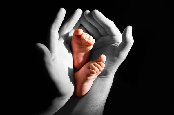 Mãos Segurando Uma Mão Fundo Preto — Fotografia de Stock
