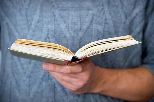 Open Boek Houten Tafel — Stockfoto