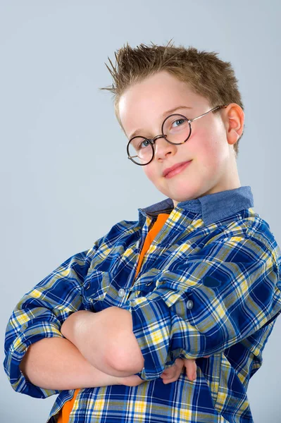 スタイリッシュな髪と丸いメガネの男の子 — ストック写真