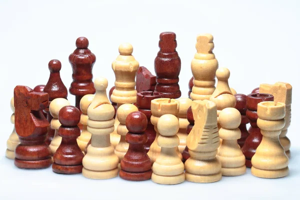 白い背景はチェスの駒の集まりです — ストック写真