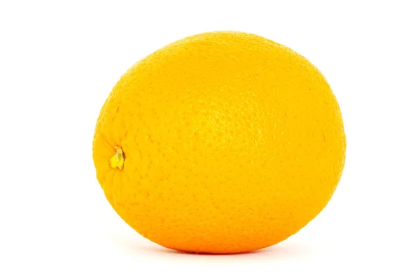 白で隔離された新鮮なオレンジ — ストック写真