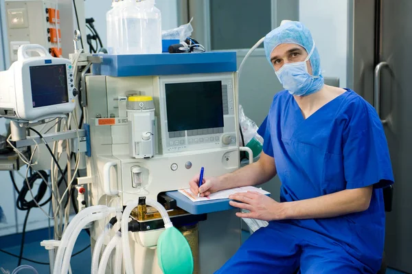 Анестезіолог Перед Анестезіологічною Машиною — стокове фото